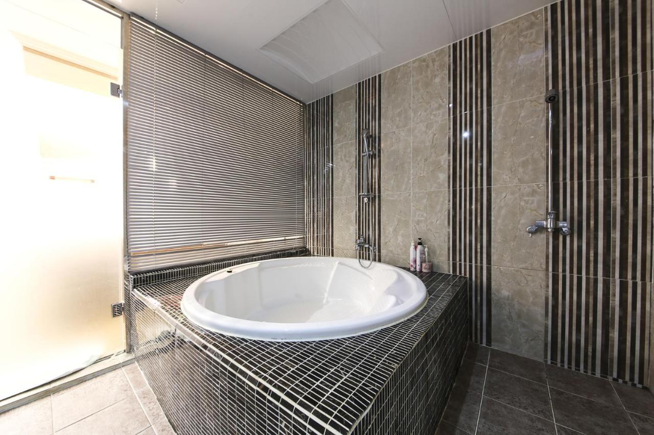 Central Hotel Changwon Exteriör bild