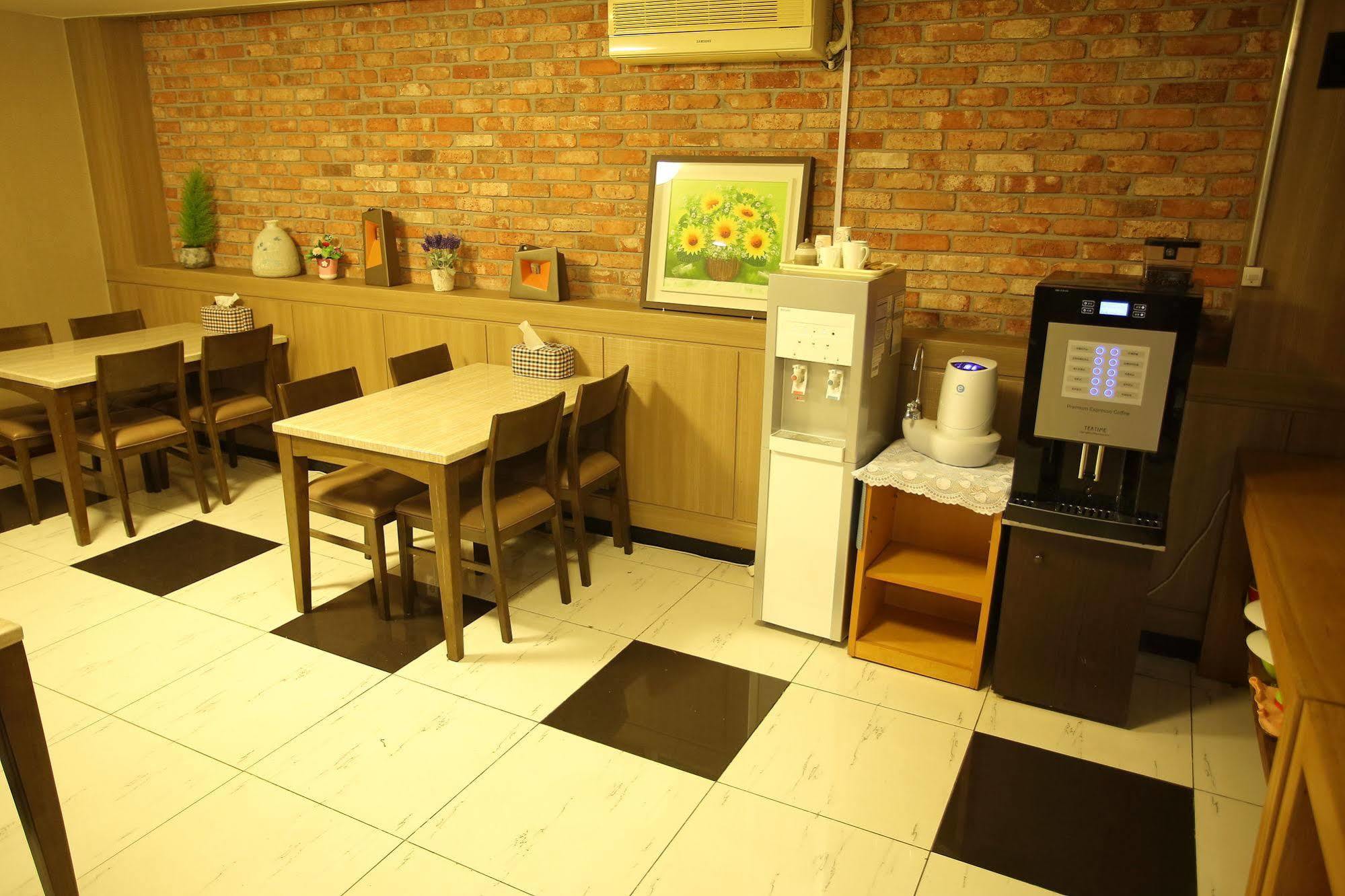 Central Hotel Changwon Exteriör bild