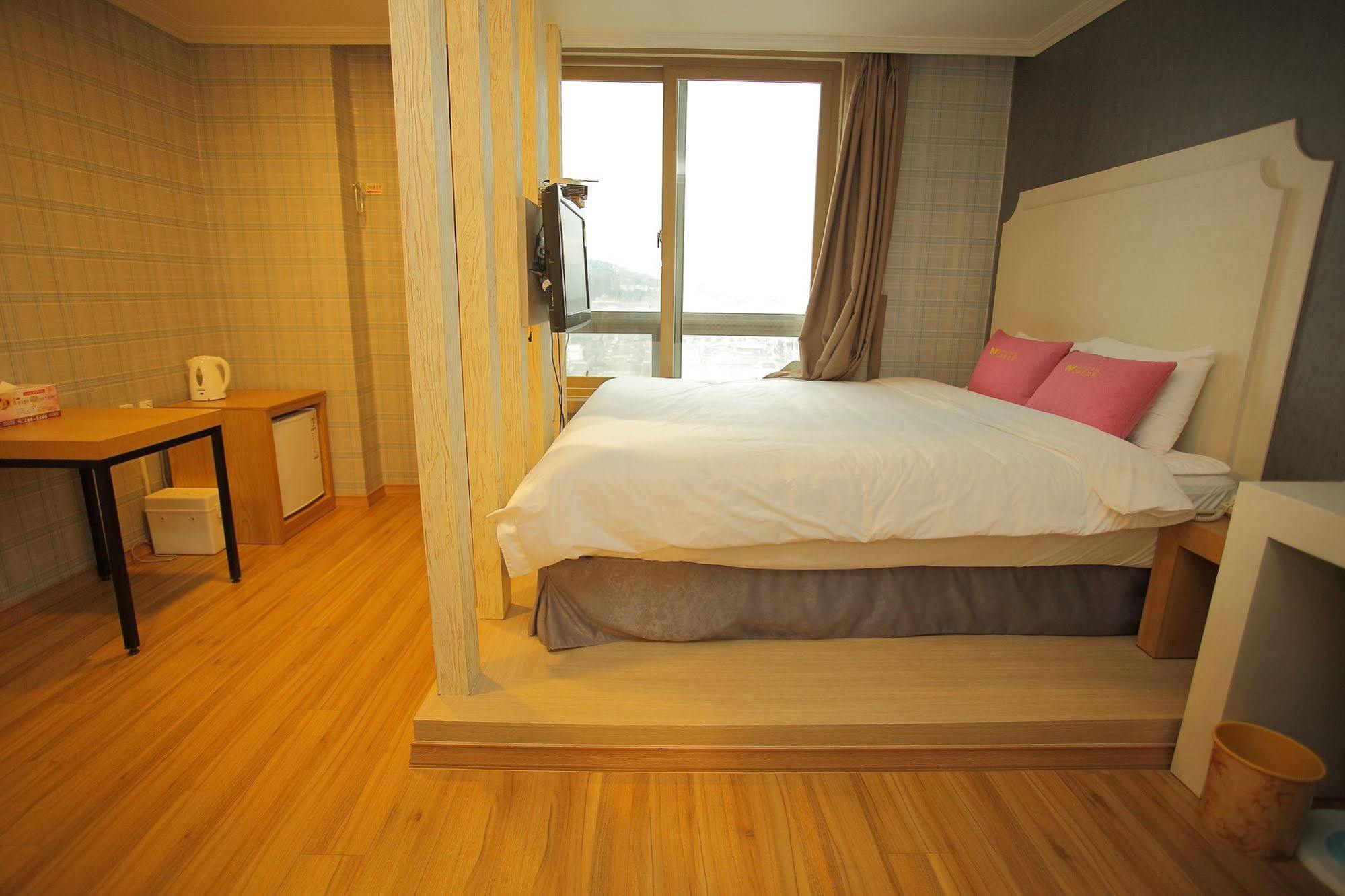 Central Hotel Changwon Exteriör bild