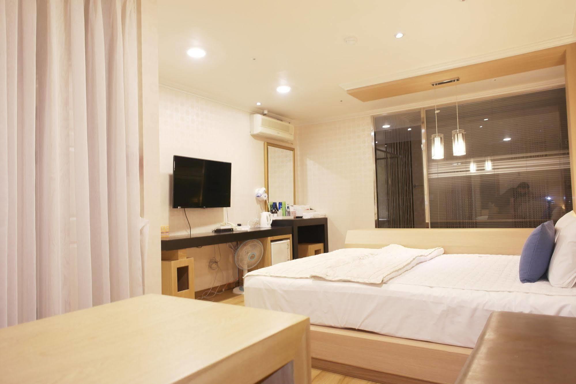 Central Hotel Changwon Exteriör bild