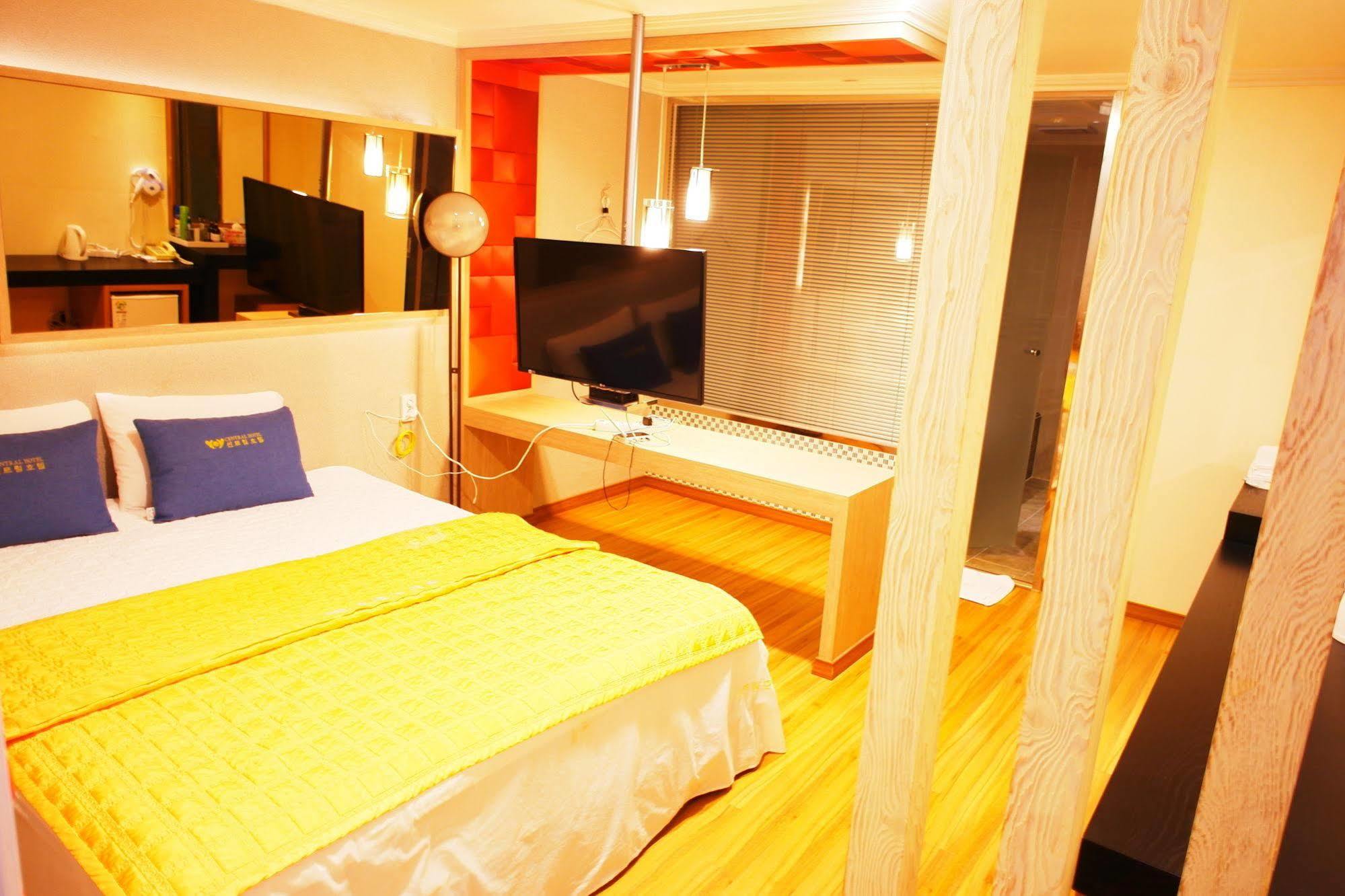 Central Hotel Changwon Exteriör bild