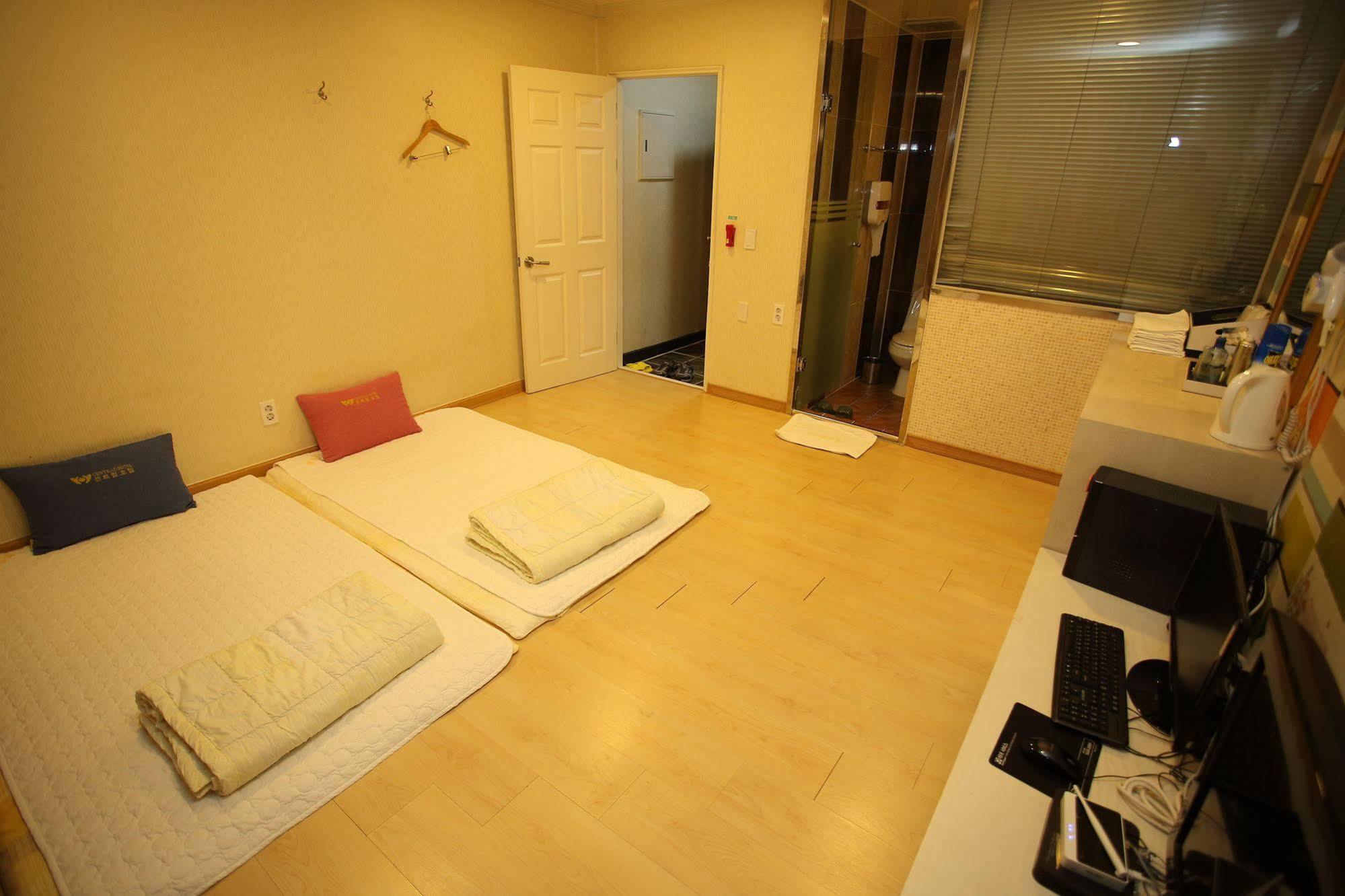 Central Hotel Changwon Exteriör bild
