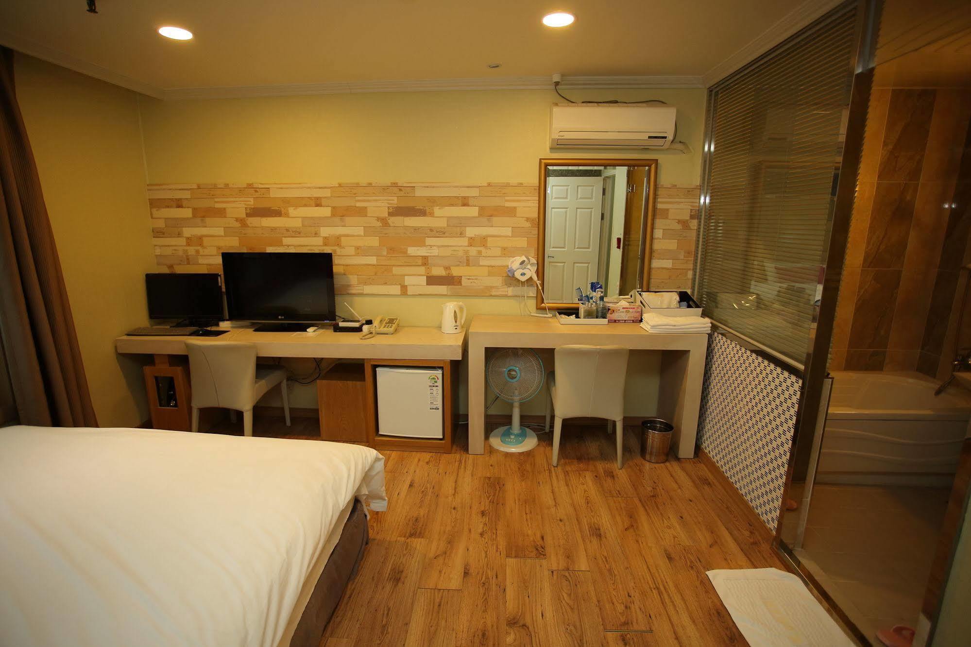 Central Hotel Changwon Exteriör bild