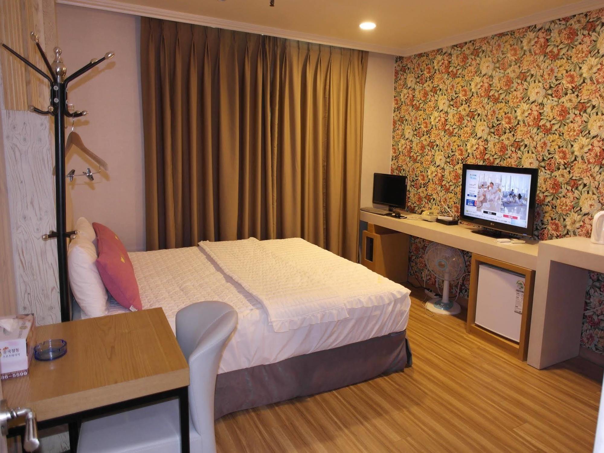 Central Hotel Changwon Exteriör bild